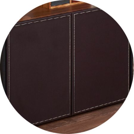 Painéis das portas com diafragma em couro sintético, costuras automotivas brancas. Há duas camadas de espaço.